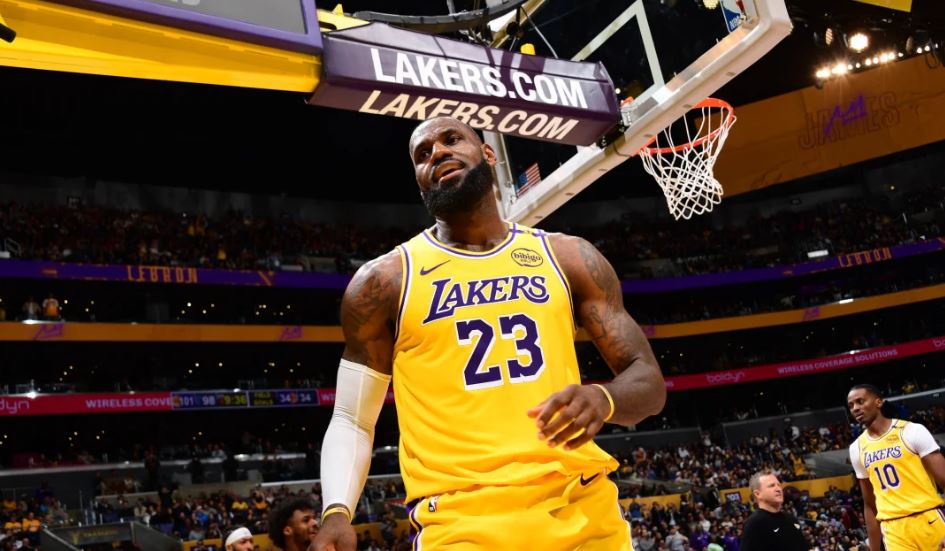 Mbreti i NBA-së bëhet më i vjetri në ligë me tre dyshifrorë të trefishtë radhazi
