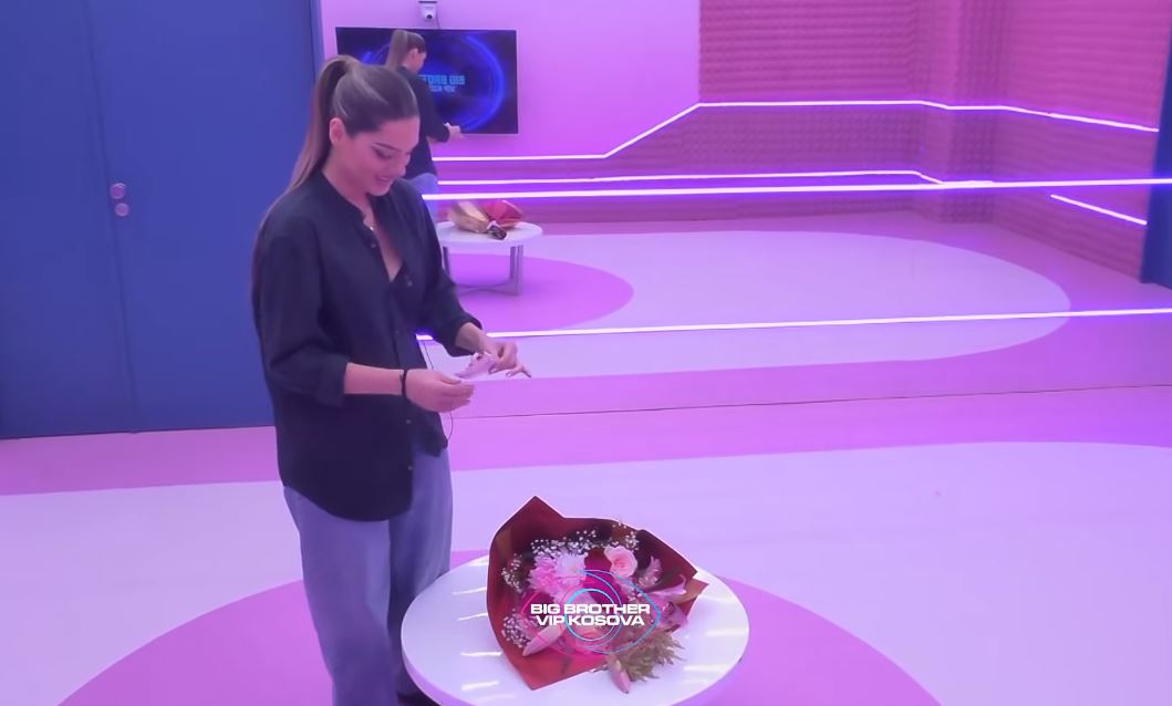 Lela surpizohet nga shoqja e ngushtë për njëvjetorin e shoqërisë (VIDEO)