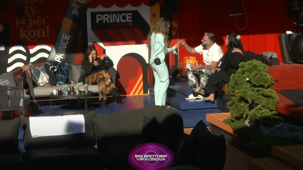 Mevlani i ndez cigaren Lelës: Ja për ty, ja për kon (VIDEO)