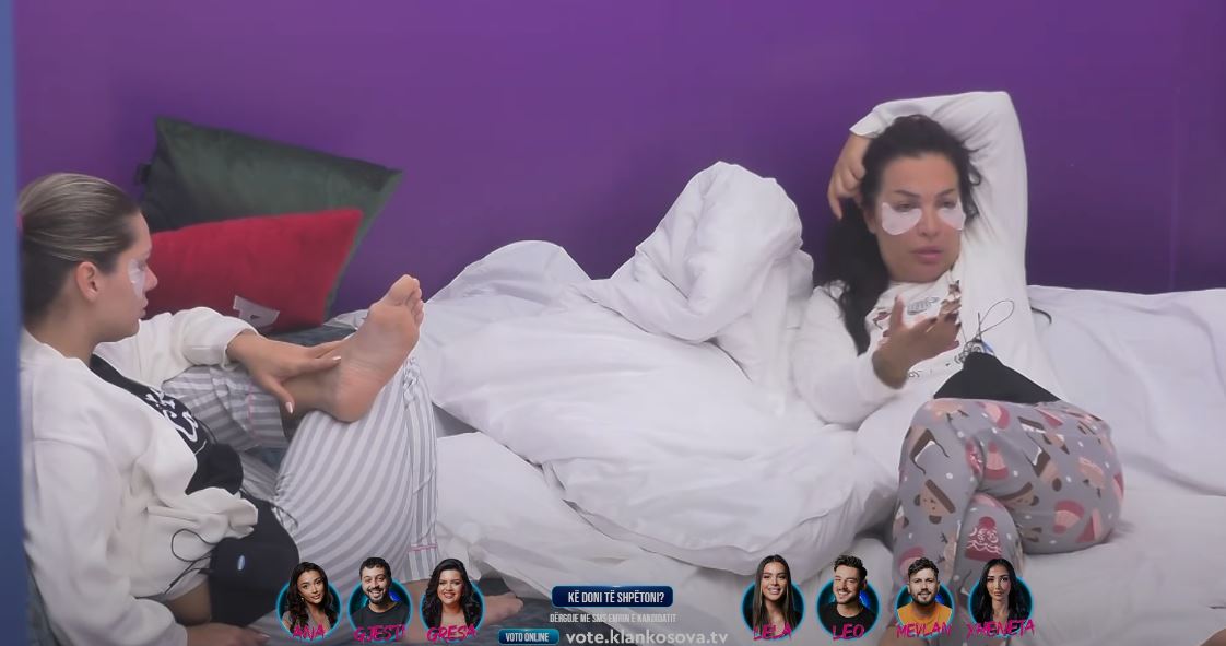 Lela, Rovena dhe Xheneta komentojnë lojën e disa banorëve (VIDEO)