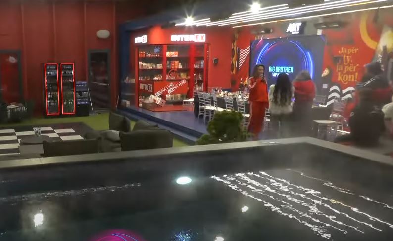 Mevlani i jep një përqafim të ngrohtë Gresës (VIDEO)