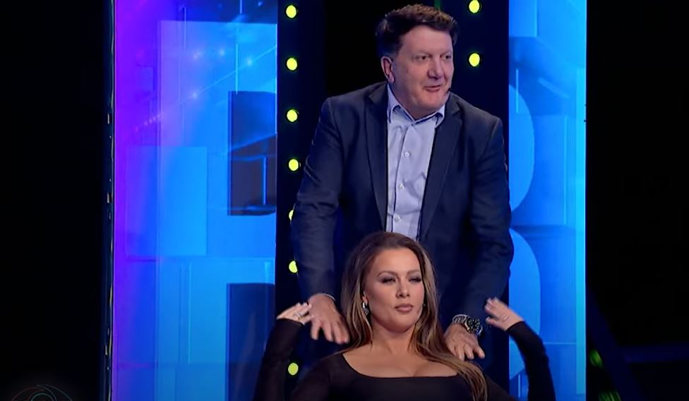 Milaimi i bën masazh Oltes në Prime dhe e puth në ballë (VIDEO)
