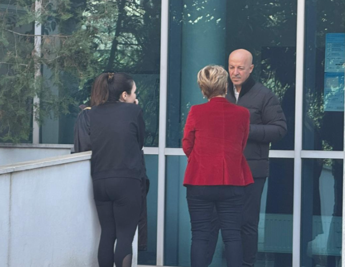 Monika Kryemadhi paraqitet në SPAK bashkë me vajzën, zbulohet arsyeja