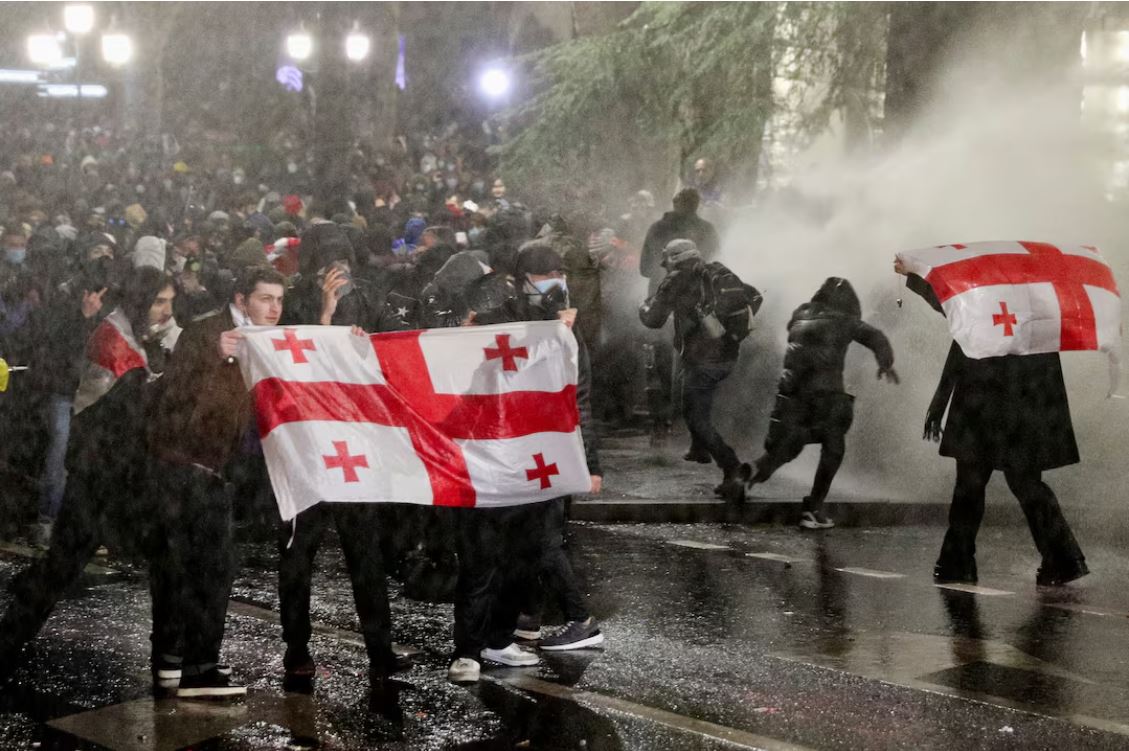 Mijëra njerëz protestojnë kundër Qeverisë së Gjeorgjisë pas anulimit të bisedimeve me BE-në