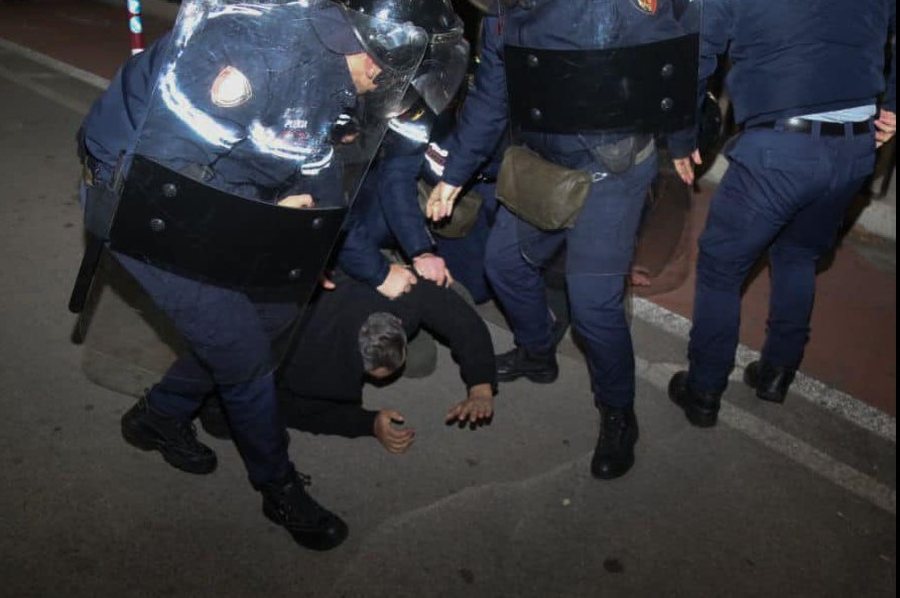 Protesta e opozitës në Tiranë, lirohen 21 protestues