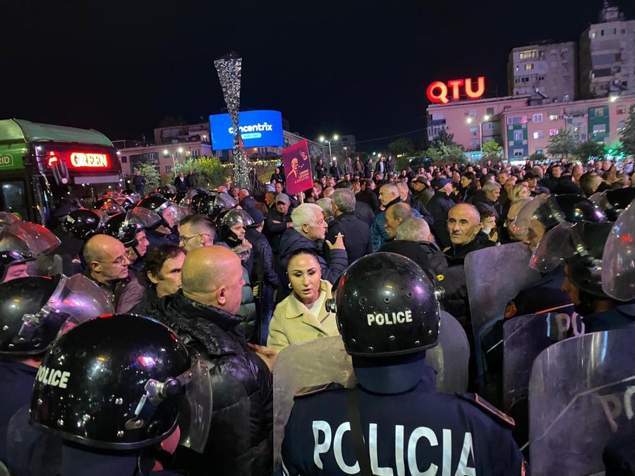 protesta-e-pd-se-ne-tirane-44-te-shoqeruar-ne-komisariatet-e-tiranes