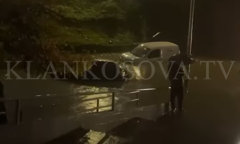Reshjet e shiut, përmbyten veturat te Stacioni i Autobusëve në Prishtinë (VIDEO)