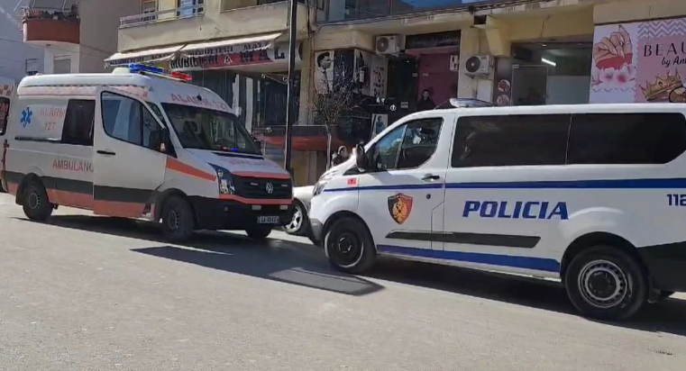 Gruaja bie nga kati i shtatë i një banese në Fier, dyshohet se po vendoste rroba në ballkon