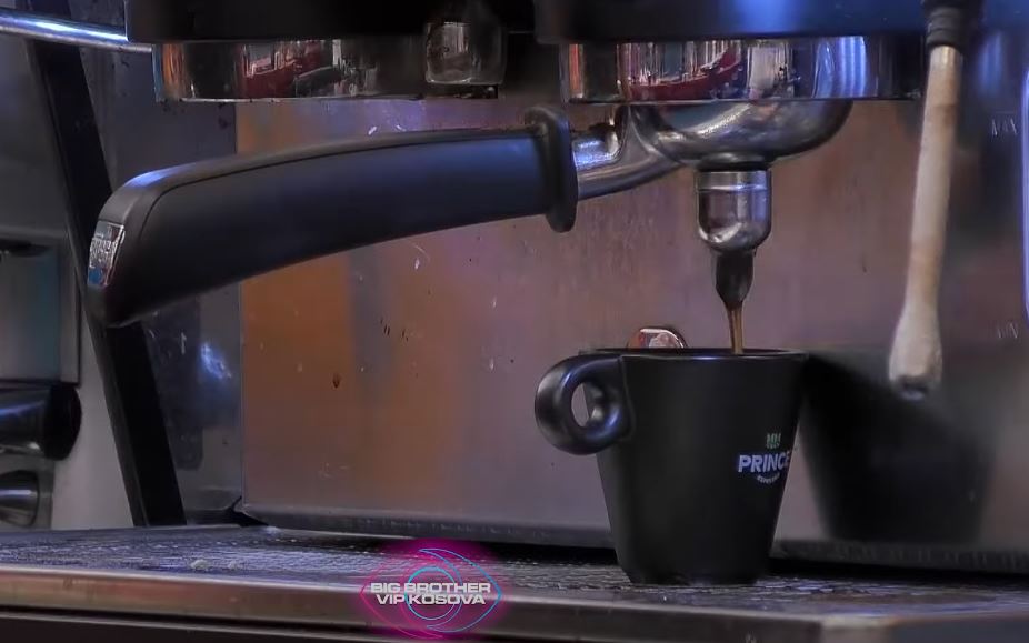 Një mëngjes i mbarë: Banorët shijojnë Prince Caffe në mëngjes (VIDEO)