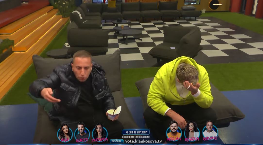 "E ndalova rrjedhjen e mjaltës" - Rezi, arsyeton goditjen në vithe, ja reagimi i Sarës (VIDEO)