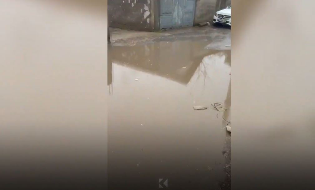 Reshjet vështirësojnë qarkullimin në afërsi të shkollës në Fushë-Kosovë (VIDEO)