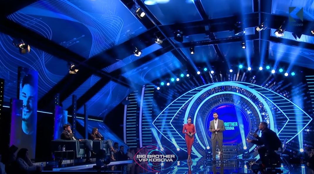 Përjashtimi me zarf të zi, Olta - Rezit: Të ngeci sharra në gozhdë (VIDEO)