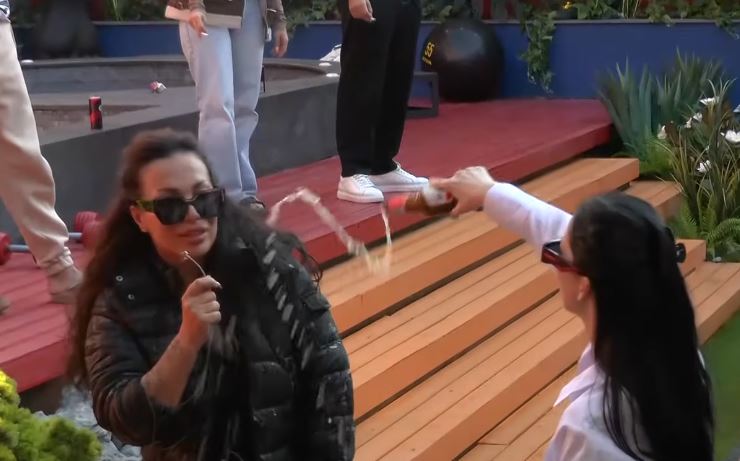 Xheneta ia hedh birrën Rovenës derisa po këndonte, Xuxi reagon i acaruar