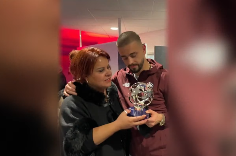 “Ishallah e sjell edhe Topin e Artë”, nëna e Edon Zhegrovës zbulon bisedën me yllin e futbollit  (VIDEO)