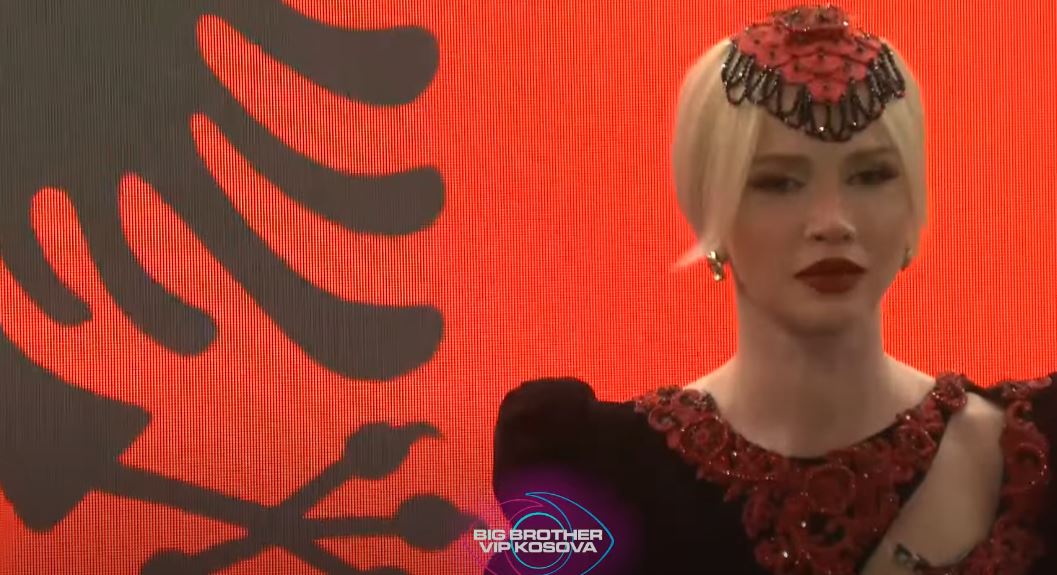 Sara interpreton me plot emocione poezinë “Mëmëdheu” (VIDEO)