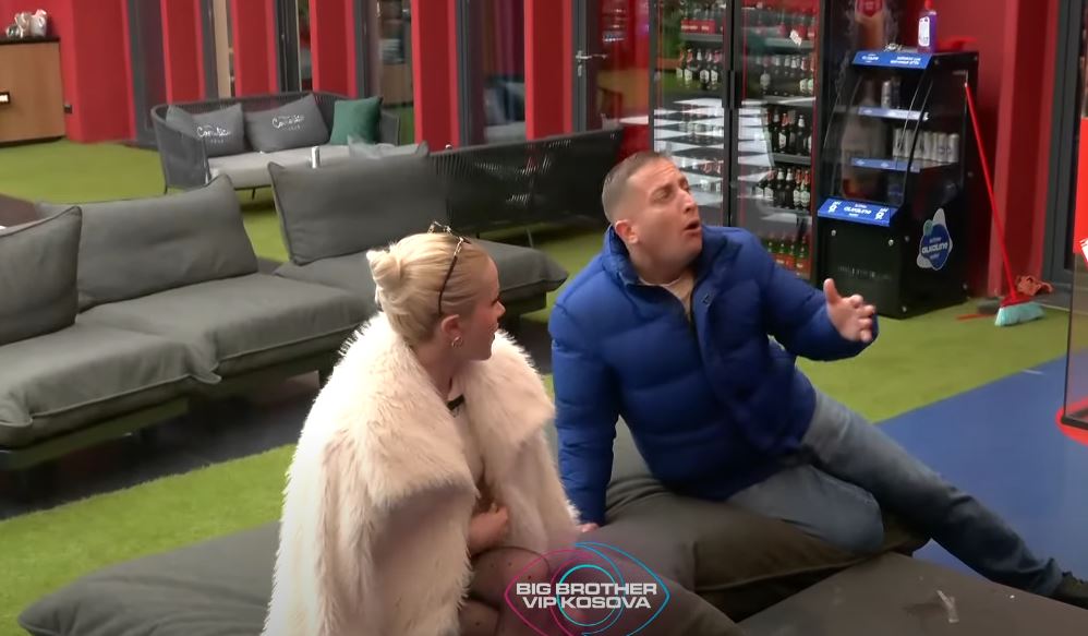 Rezi imiton Rovenën, banorët qeshin me të madhe (VIDEO)