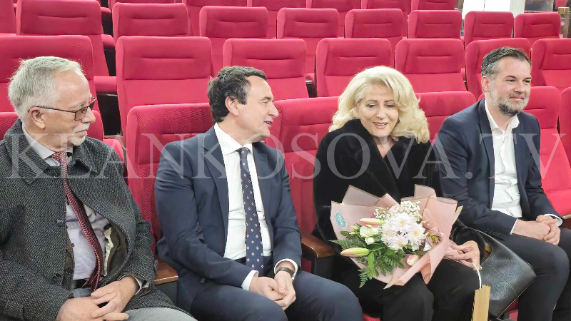 Albin Kurti në Suharekë takon Shkurte Fejzën, i dhuron lule për ditëlindje