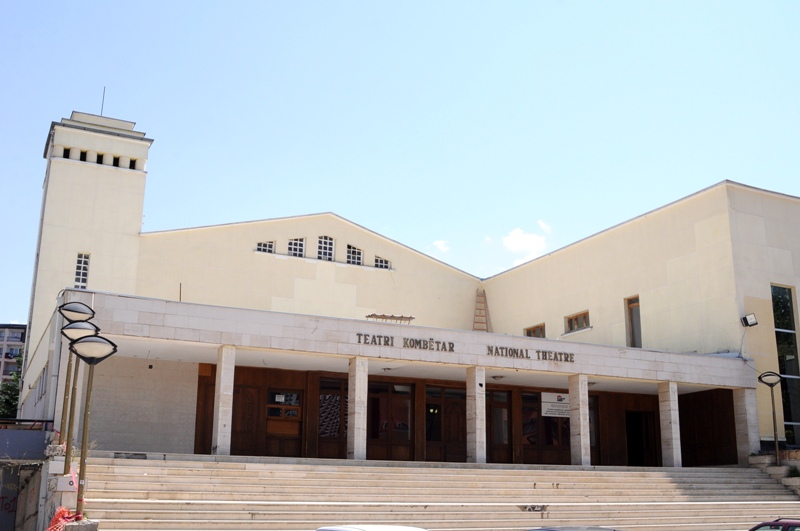 “Paga e aktorit sa larësi i garderobës”: Teatri Kombëtar i Kosovës 40 ditë në grevë, qeveria hesht (VIDEO)