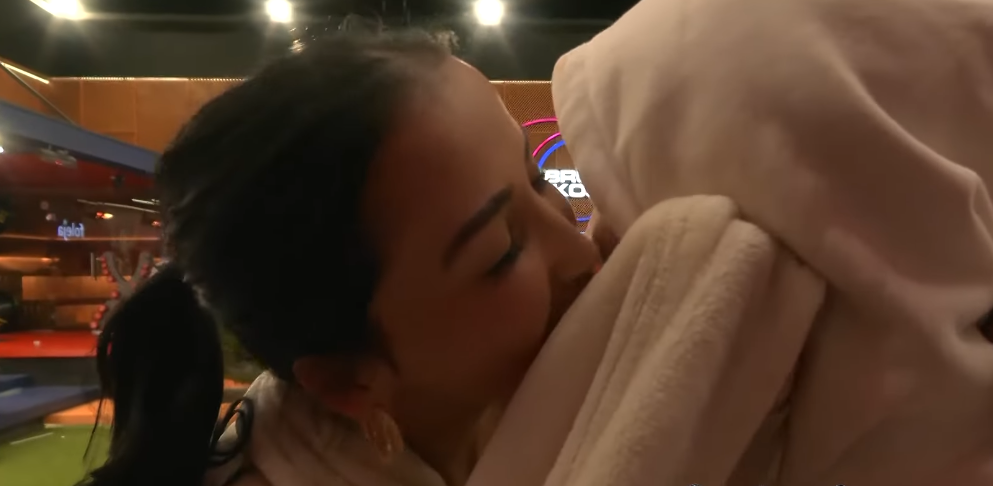 Vëllai i Madh ngrin Gjestin, Xheneta e puth në çdo vend (VIDEO)