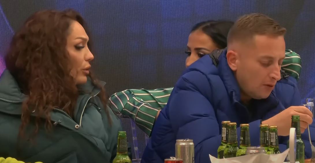 Drenusha e nervozuar me Xhenetën: Ke fol palidhje, ulemi e të mësoj si të flasësh (VIDEO)