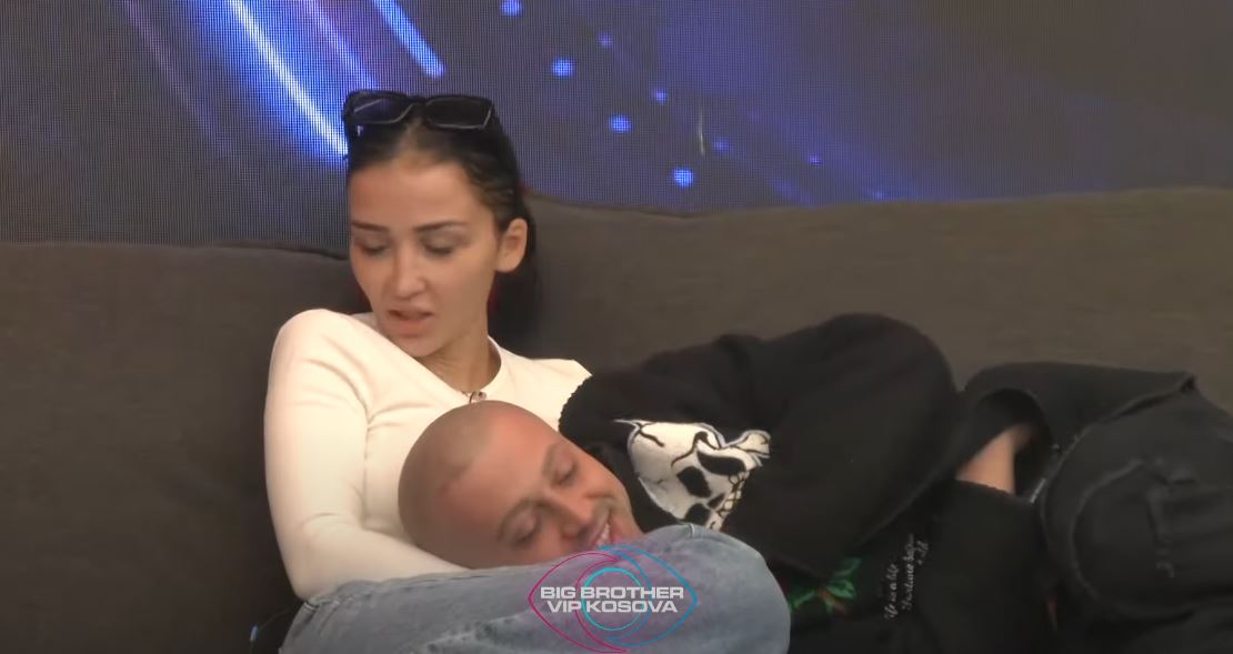 Sara shpreh kureshtje për falsitetin e çifteve, Gjesti ironizon (VIDEO)