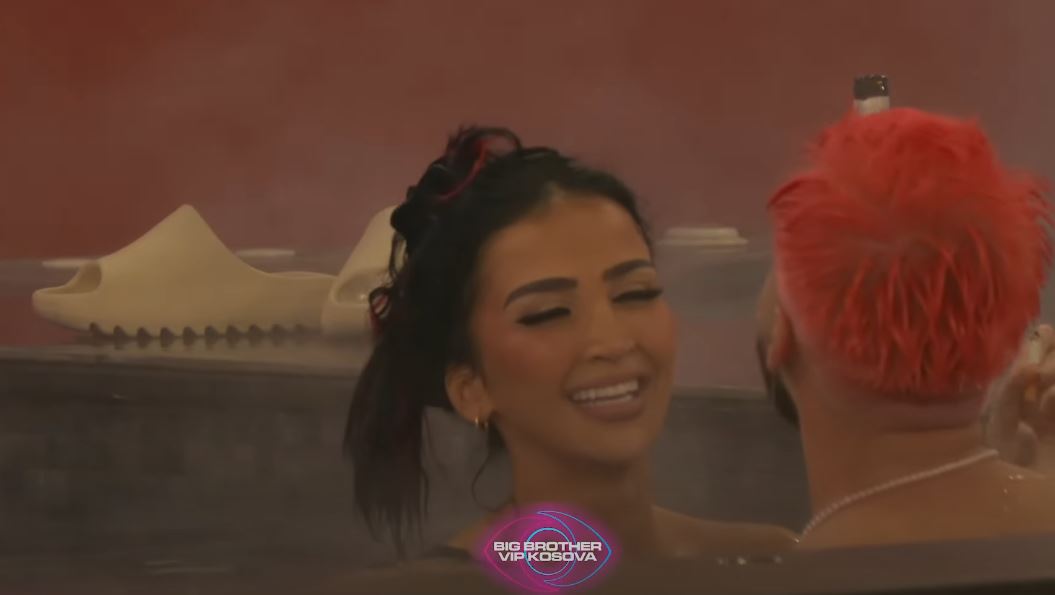Dashuria në ajër: “Çiftet” shijojnë këngët romantike (VIDEO)