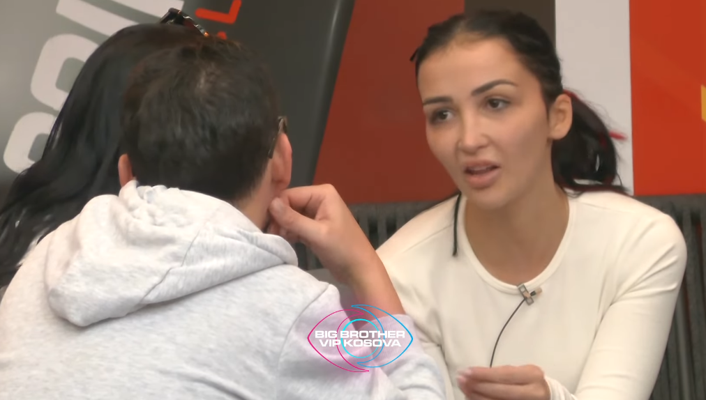 A po ndreqen raportet me Gresën? Xheneta u rrëfen historinë për nënën dhe njerkën (VIDEO)