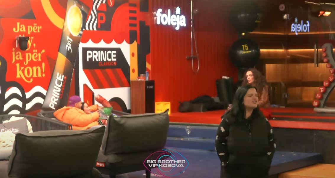 Ironi dhe përplasje mes Gresës dhe Drenushës, pas puthjes së Gjestit dhe Xhenetës (VIDEO)