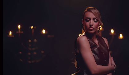 Aida Doci u kushton këngë mërgimtarëve (VIDEO)