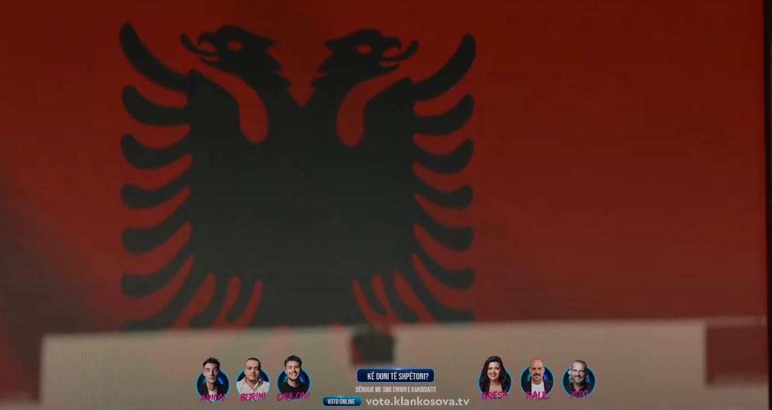 Banorët ia urojnë njëri-tjetrit festën e 28 Nëntorit (VIDEO)