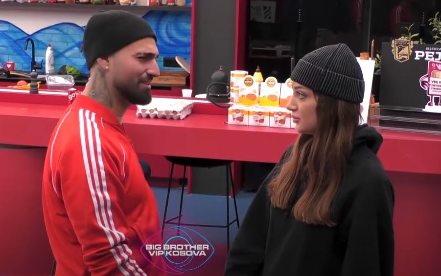 Kevini puth Anën teksa kjo i tregon "diçka shumë me rëndësi"