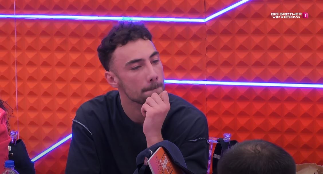 Arioni vendoset në siklet nga pyetja e publikut, rreth familjes së Dianës (VIDEO)