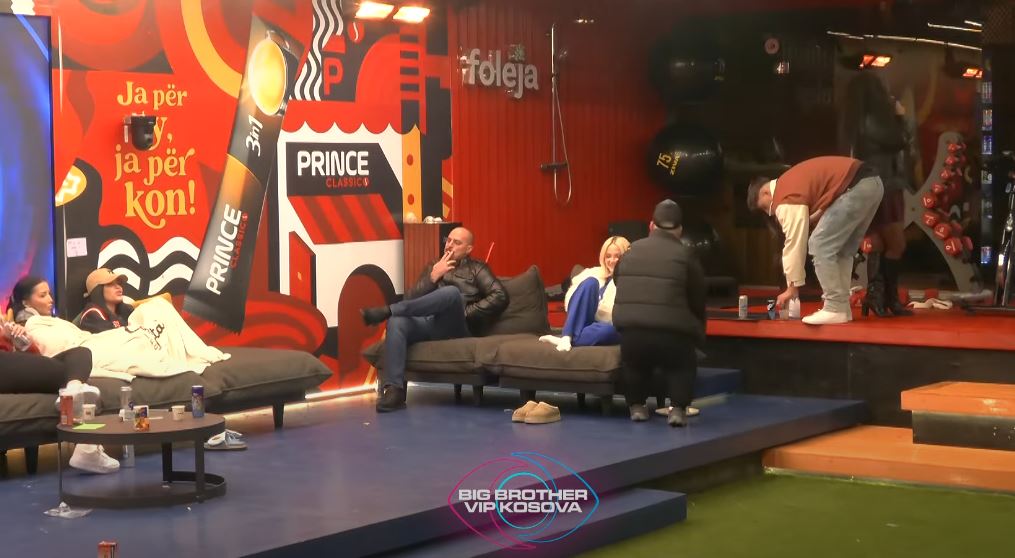 Banorët këndojnë të gjithë së bashku këngën "Mora fjalë"