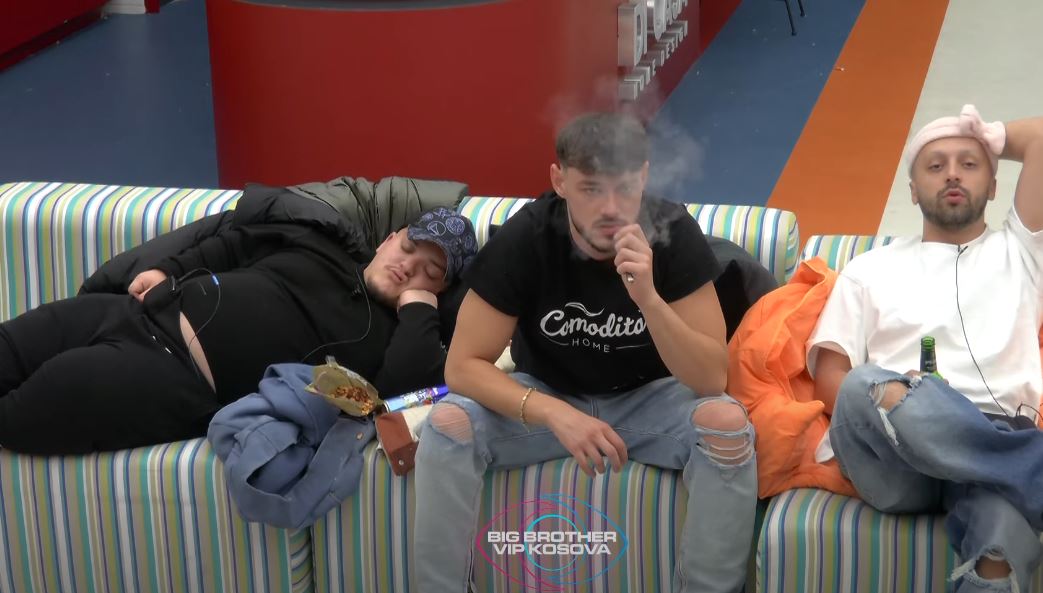 Disa nga banorët i zuri gjumi teksa zhvillohej ndeshja Shqipëri-Çeki (VIDEO)