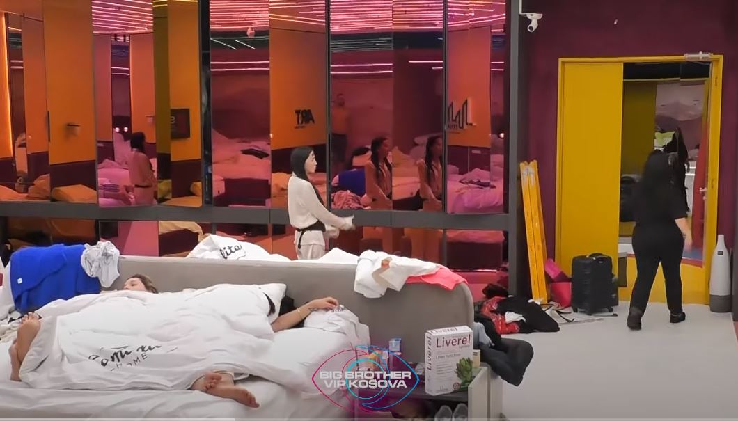 Tensione mes Xhenetës dhe Gresës: Pse po bërtet, a din me fol normal (VIDEO)