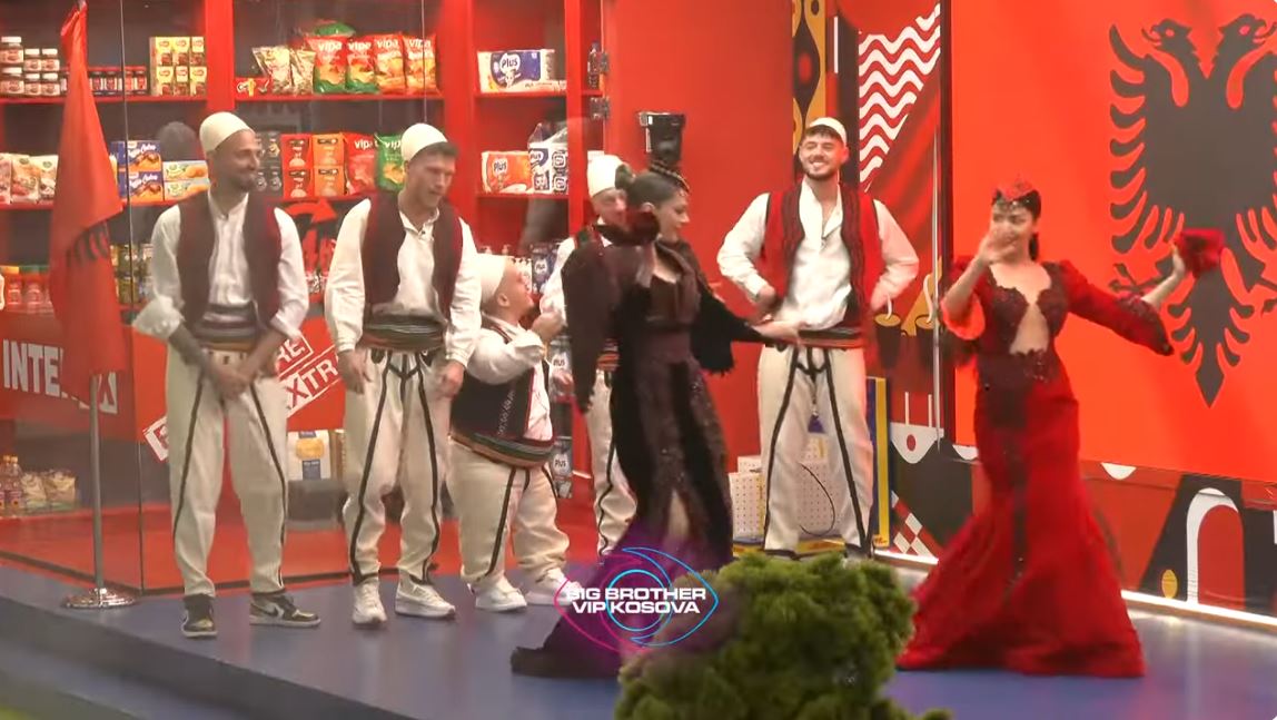 Vallja “Shota” ndez atmosferën, banorët performojnë në mënyrë të veçantë (VIDEO)