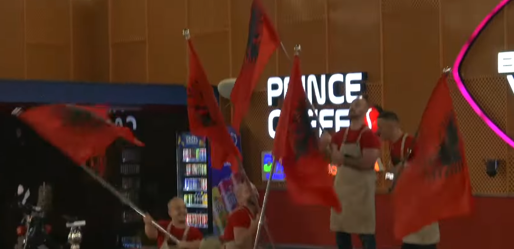 Banorët festojnë KuqeZi, Vëllau i Madh i angazhon me diçka tjetër (VIDEO)