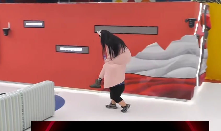 I hip sipër, Anisa e quan "shofer personal" Burimin (VIDEO)