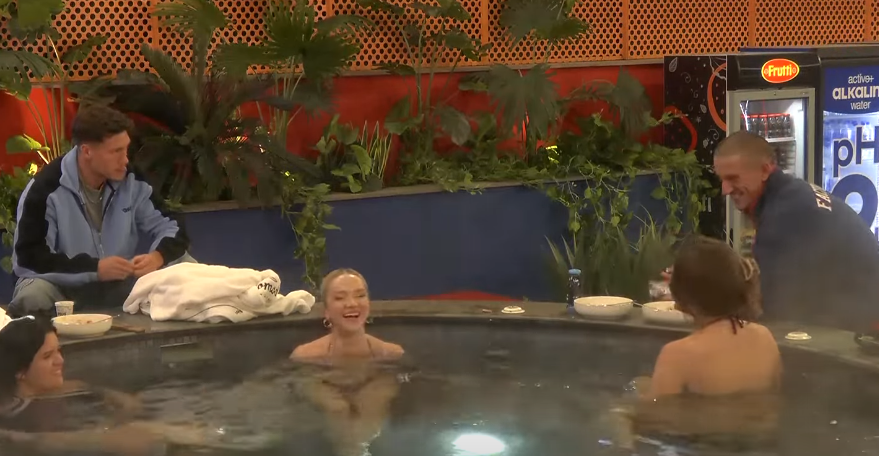 Vullneti shkakton të qeshura e kaos kur u thotë vajzave: Po du me dalë! (VIDEO)