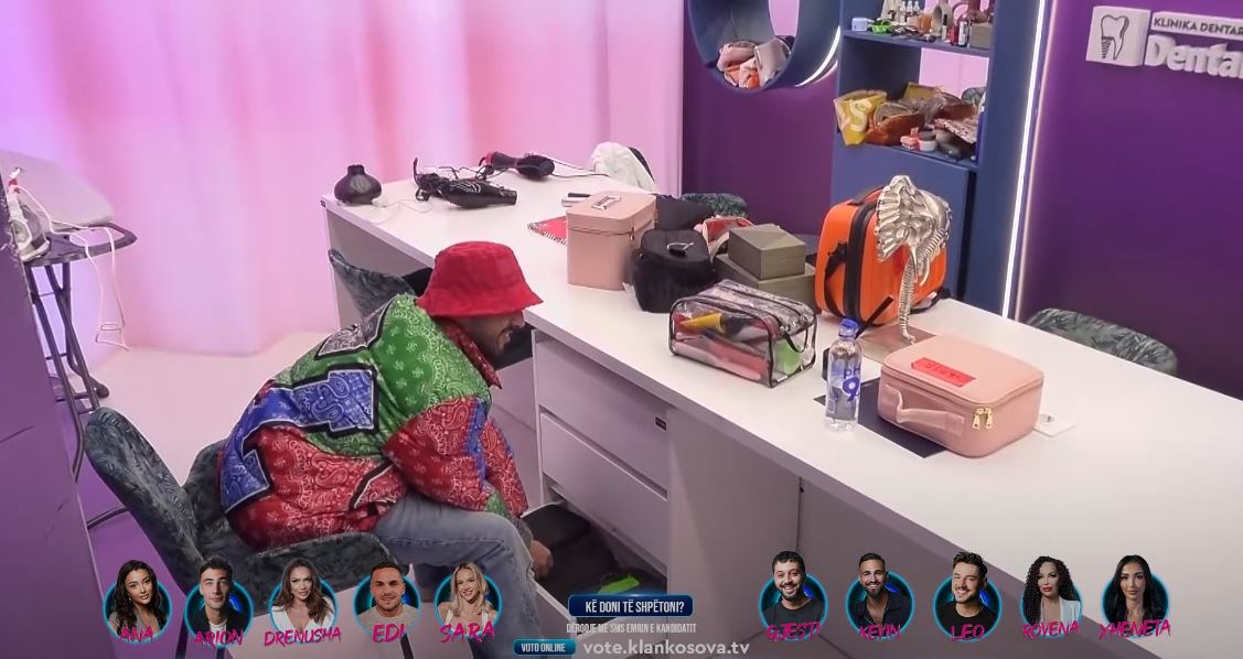 Gjesti i fsheh vajzave produktet e grimit (VIDEO)