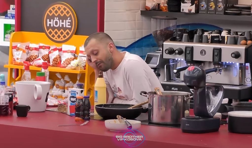 Mes lugëve e tenxhereve, Gjestin e zë gjumi në kuzhinë! (VIDEO)