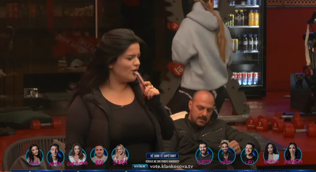 Gresa 'godet' Vullnetin, shkakton të qeshura tek banorët (VIDEO)