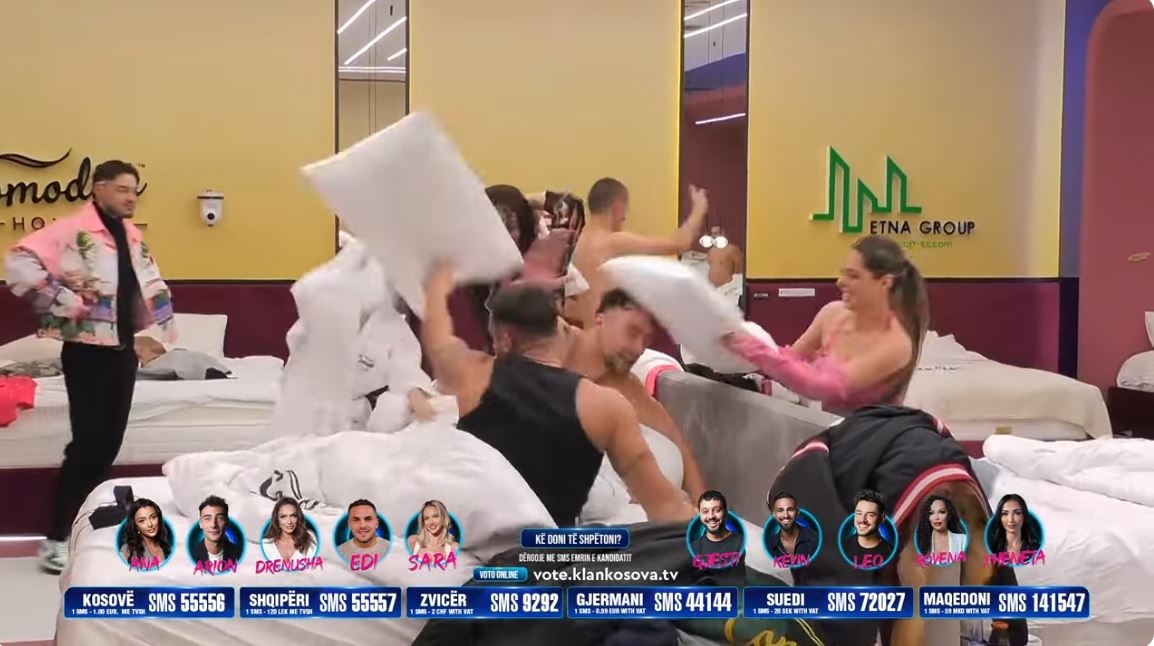 Banorët ‘luftojnë’ me jastëkët nga Comodita (VIDEO)