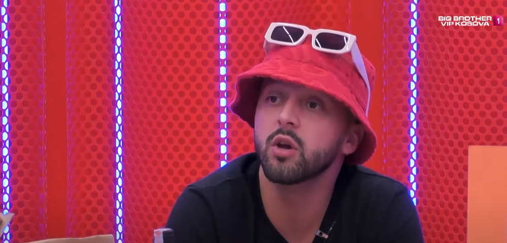 Gjesti: Doja t'i shoh të gjithë kush jeni, para se ta filloj lojën! (VIDEO)