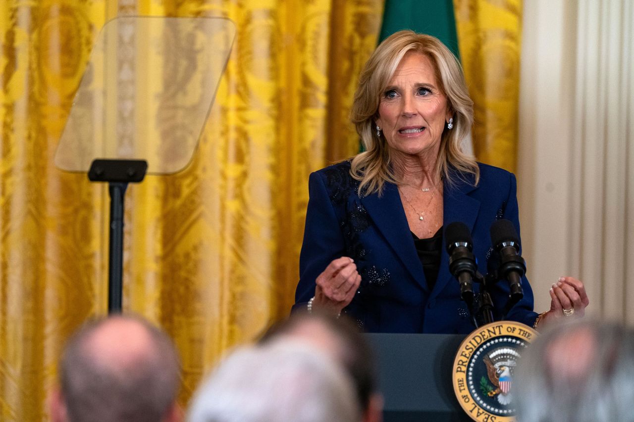 Jill i dërgoi një letër të shkruar me dorë Melanias, thotë zyrtari i Shtëpisë së Bardhë