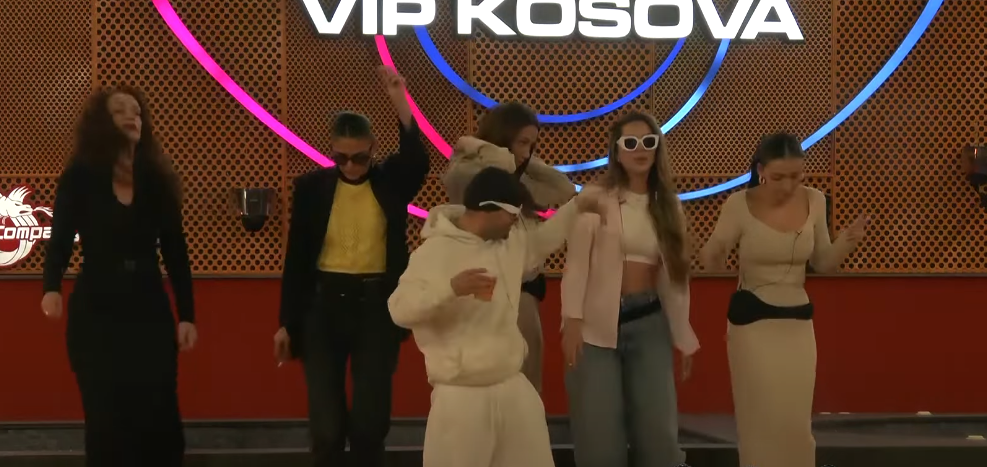Vëllai i Madh ndez banorët, të gjithë duke kënduar e vallëzuar (VIDEO)