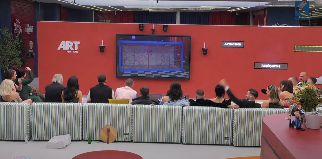 Reagimi i banorëve kur panë kafazin në oborr (VIDEO)