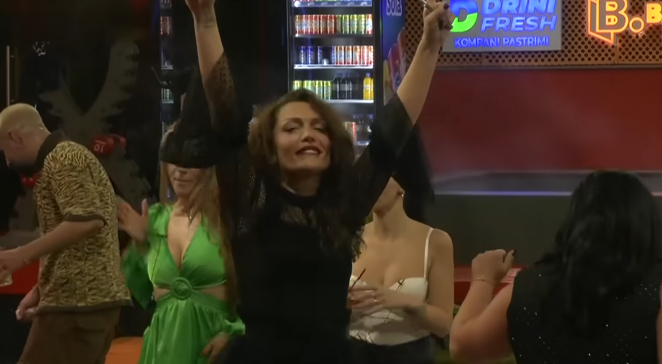 Drenusha u jep energji banorëve, shijon në kulm atmosferën e ndejës (VIDEO)