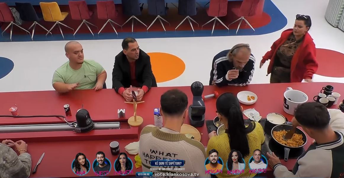 Koha e darkës sjell 'tensione' në kuzhinë (VIDEO)
