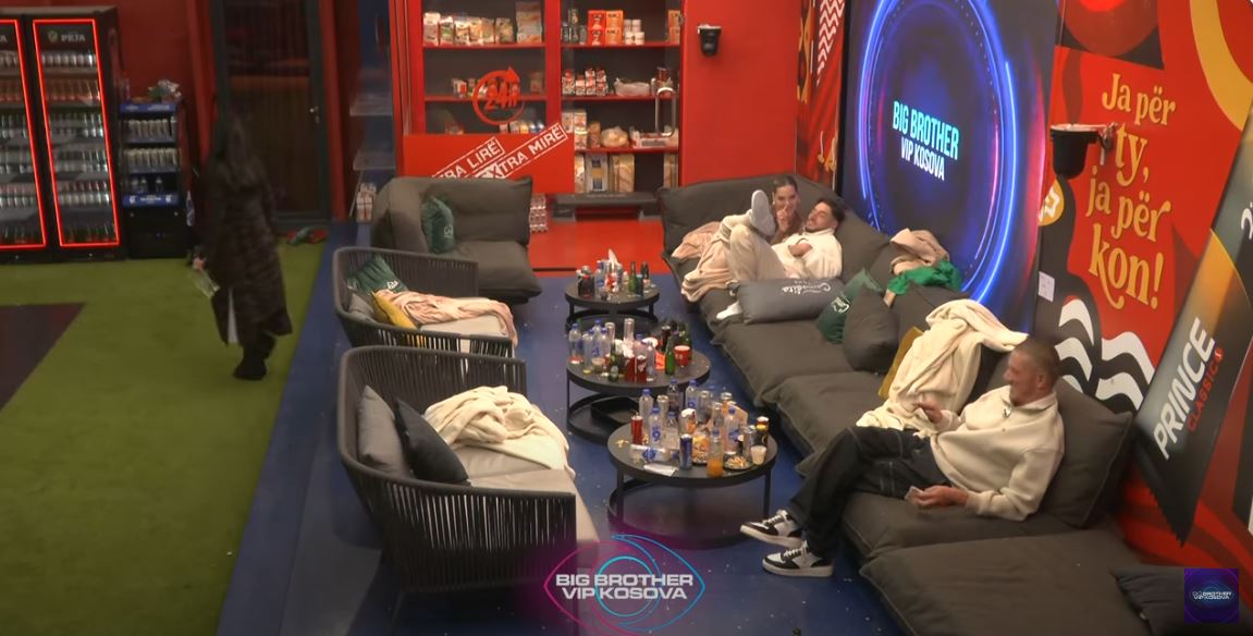 Leo fillon të xhelozojë pasi Burimi e ngacmon Lelën (VIDEO)